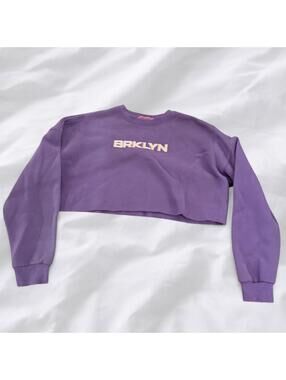 Edikted Cropped “BRKLYN” sweatshirt.